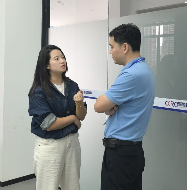 老师与企业领导交流